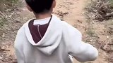 小朋友走山间小路，不料画面逐渐失控