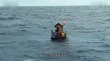 国外这一家子住在海上，还在漂浮的竹筏上建房子