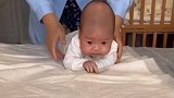专业月嫂示范如何给新生儿宝宝练习抬头，接下来宝宝的表情好萌！