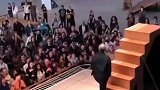 这就像速写的人生，一次次跌落然后挣扎着触底反弹
