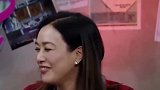 钟丽缇大女儿与男友沙滩度假，被男友甜蜜搂腰，网友难道好事将近