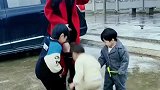 好心帮嫂子们带小孩玩，结果还要被嫂子追