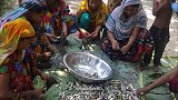 印度农村烹饪咸鱼茄子，看完后隔着屏幕都是咸味，敢尝一口吗