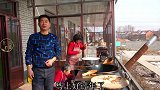 东北大妈做传统美食牛舌饼，再来个酸菜火锅，热气腾腾吃的直冒汗
