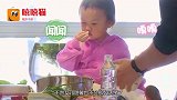 贾乃亮突然往李小璐踹去，吓得甜馨嚎啕大哭，网友心疼不已