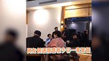 蔡少芬一家聚餐被偶遇，小儿子模样乖巧，张晋妈妈逗孙女画面温馨