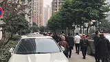 重庆高楼着火 次日仍有私家车占消防通道