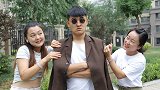 小伙第一天当大哥，为收保护费闹乌龙，谁知一个嘴巴好日子到头