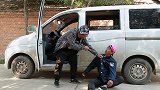 小伙碰瓷耍无赖，没想遇到霸气车主，最后把车砸了
