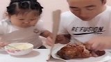 生个小吃货是种什么体验爸爸吃肉都要躲着，结果还是被发现了
