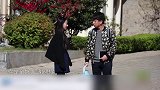 美女整蛊街头路人，狂发好人卡，男生们都不知所措了！