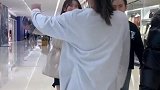 男朋友互相拥抱是不是很奇怪