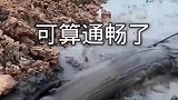 老师傅用轮胎疏通管道，看到最后通畅多了！