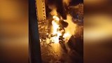 乌海载28吨汽油油罐车侧翻起火 明火猛烈伴有多次闪爆