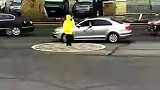 女警执勤时突然下起了雨，素不相识司机抛下一把伞就消失在车流中