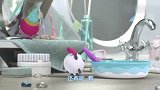 瑞奇宝宝：甜甜很有想法，把东西放在水里，学美人鱼游泳！