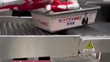 男孩带大奥特曼过安检，妈妈当场分解