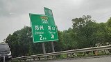 大货车的车头扭曲，叫来吊车施救
