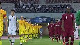 国足与卡塔尔队并肩入场 西亚客场中国球迷仍很多