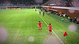 U20国足角球配合失误，教练气得直拍大腿