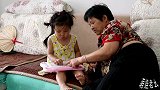 四川南充：六旬外婆教3岁孙女学习，发生了什么俩人这么高兴