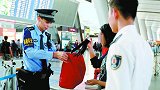 9万现金遗落安检仪，2小时后完璧归赵