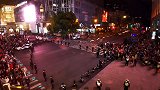 清明假期首日上海南京路再现武警“拉链式”人墙 疏导行人通过