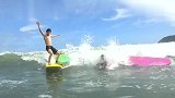 小伙三人海上冲浪，变成了海上碰碰车，我看笑了