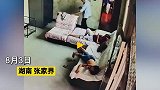 父亲行走突感不适摔倒，躺着的女儿秒变“闪电侠”拉住父亲搂怀里