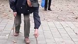大爷公园表演打花棍技艺