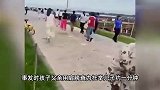 父子掉入江中，父亲用肩膀托举儿子被水卷走，救人者：孩子获救