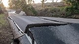 英国一条公路因“不明原因的地下运动”严重扭曲受损 似地震破坏