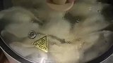 用酒瓶做擀面杖，洗脸巾做蒸笼布