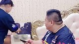 学啥不好非学这个，自己都憋不住笑场了吧大姐！
