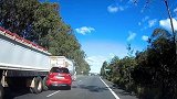 澳大利亚：一名粗心司机开车撞上卡车侧面，被卡车卡住拖行
