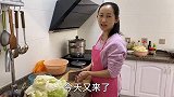 老妈县城摆地摊卖肉，饿了蹲大街上，一人一碗大锅菜真过瘾