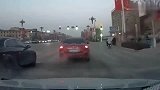 让你装，跟我玩什么路怒症啊，这一下舒服了吧！