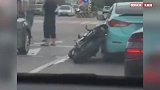 一辆摩托疑因速度过快出现“死亡摇摆”，失控撞上花坛后骑手身亡