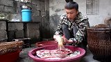 农村小哥腌制了一大缸腊鱼，湘西腊鱼好不好吃，关键还在于腌制