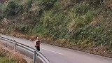 山里的小女孩独自走40分钟山路，找一面之缘的姐姐帮辅导功课