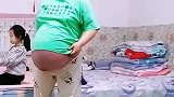 男子拍下怀孕中的老婆，她顶着硕大的肚子在家里缓慢走动