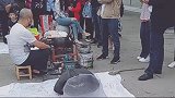街头大爷蹦爆米花，手艺还真不错，吸引了不少的路人！