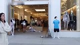 商店门口假体模特突然开口迎客，客人吓得撒腿就跑