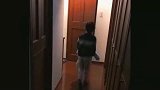哥哥夜里不敢一个人上厕所，于是抱来了妹妹，真是太搞笑了