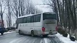 冬天的路面一层冰溜子大客车打滑只能看着溜车