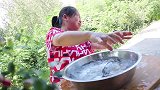 胖妹熬鲫鱼汤，汤汁奶白无腥味，直接端着锅吃，1人吃1锅，痛快