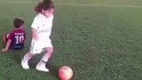 1v2戏耍！5岁女孩儿球技过人惹惊叹