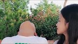 龙凤胎哥哥在妹妹手机看到帅哥哥的照片的反应，没想到被妹妹揍了