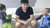 爸爸打球回来吃零食，可给这哥俩馋坏了，大宝：爸爸，你辣不辣