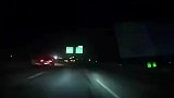大货车变道不顾及后车，好在视频车及时变道避让！